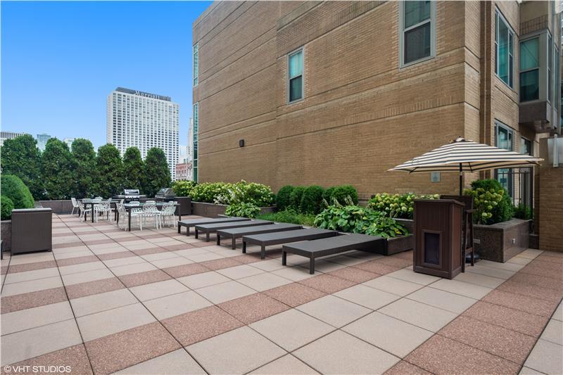 33 West Ontario Street, Unit 40D Chicago, IL 60654 - Photo 28 of 40 a view of a terrace with chairs