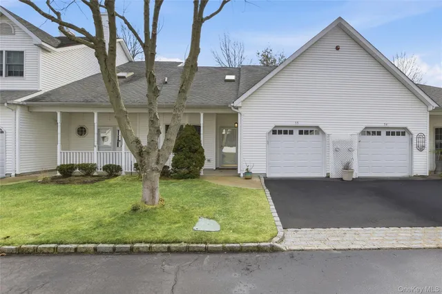 a view of a house with backyard