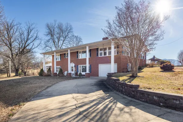 $469,000 | 15 Painter Street, Luray, VA 22835