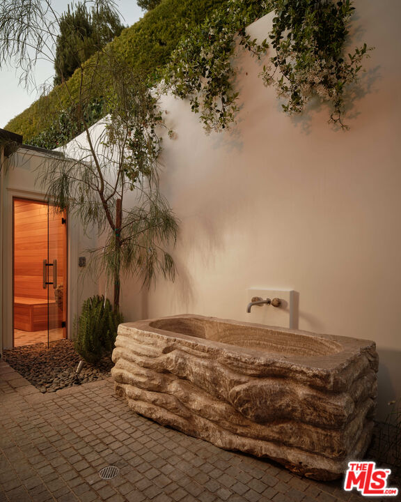 851 Strada Vecchia Road Los Angeles, CA 90077 - Photo 15 of 36 Gallery Image 15