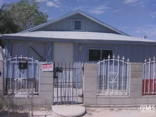 a view of back yard of the house