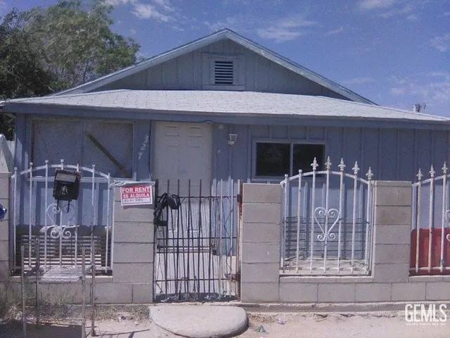 a view of back yard of the house