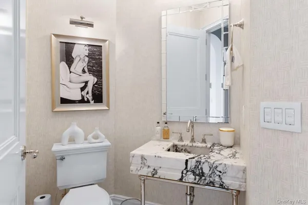 $6,495,000 | 6000 Royal Court, Unit PH, North Hills, NY 11040