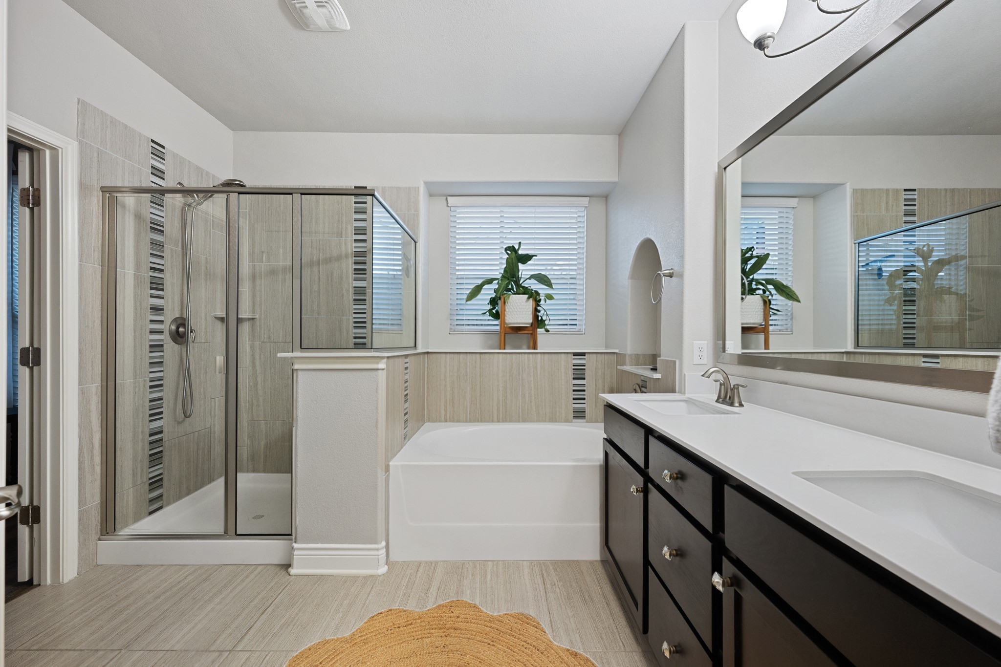6405 Alleyton Drive Austin, TX 78721 - Photo 11 of 30 a bathroom with a tub a sink and mirror