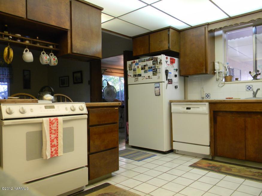 991 Olmstead Road Grandview, WA 98930 - Photo 2 of 17 a utility room with dryer and washer