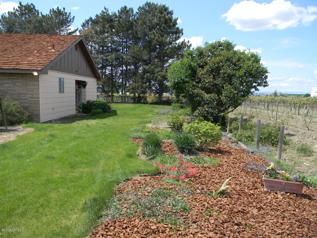 991 Olmstead Road Grandview, WA 98930 - Photo 15 of 17 a front view of a house with garden