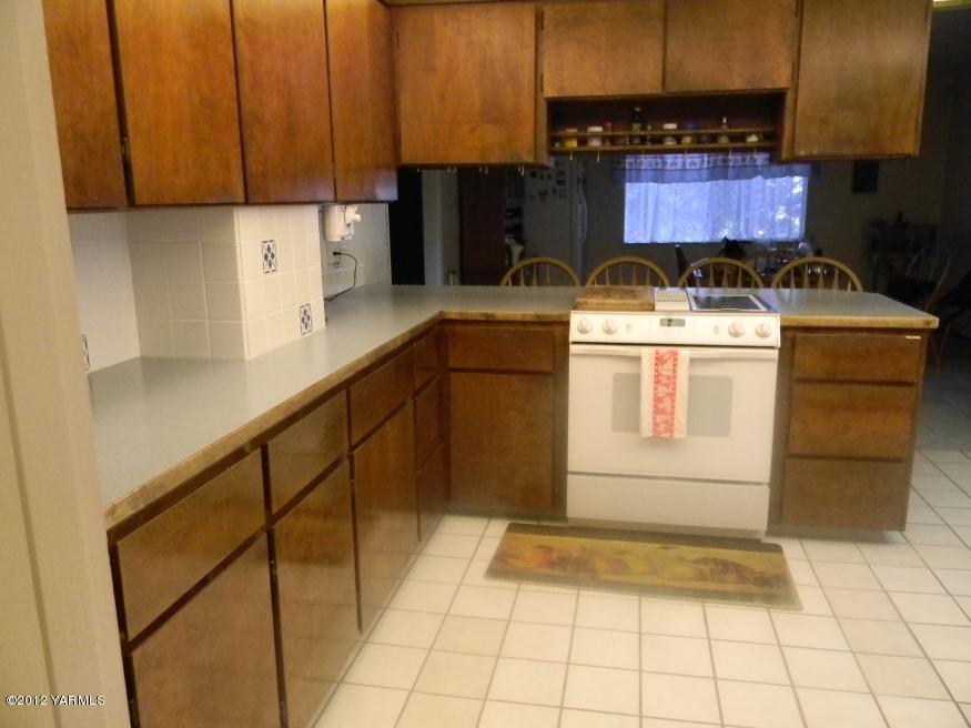 991 Olmstead Road Grandview, WA 98930 - Photo 4 of 17 a kitchen with a sink and cabinets