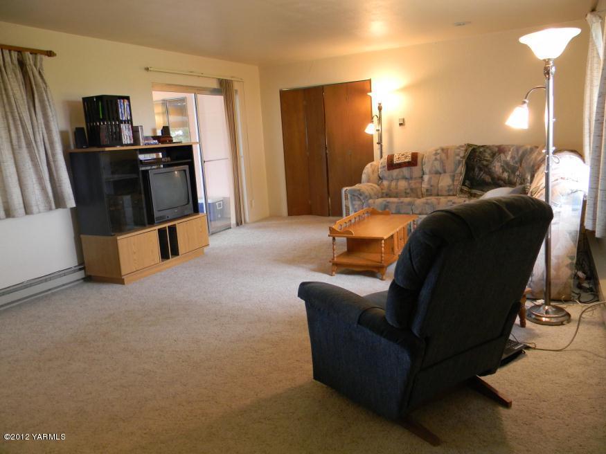 991 Olmstead Road Grandview, WA 98930 - Photo 5 of 17 a living room with furniture and a flat screen tv