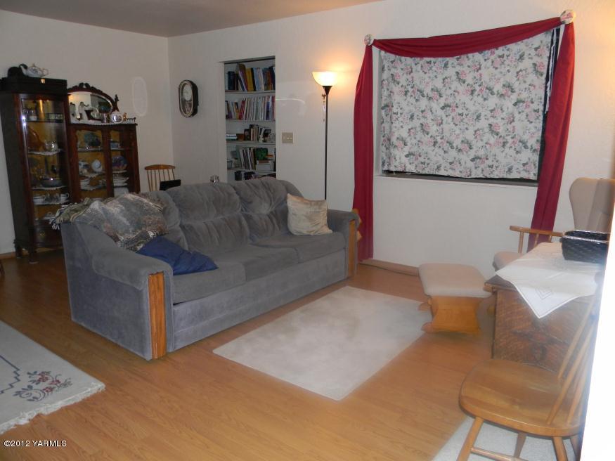 991 Olmstead Road Grandview, WA 98930 - Photo 8 of 17 a living room with furniture