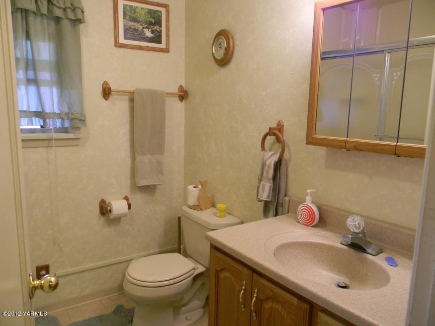 991 Olmstead Road Grandview, WA 98930 - Photo 9 of 17 a bathroom with a sink toilet and a mirror