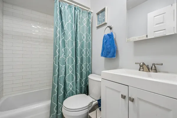 $210,000 | 2619 West Agatite Avenue, Unit 2B, Chicago, IL 60625