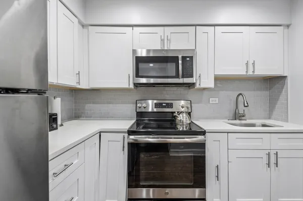 $210,000 | 2619 West Agatite Avenue, Unit 2B, Chicago, IL 60625