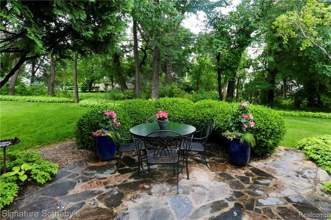 731 Stanford Circle Rochester, MI 48309 - Photo 45 of 52 Outside Gardens in Backyard