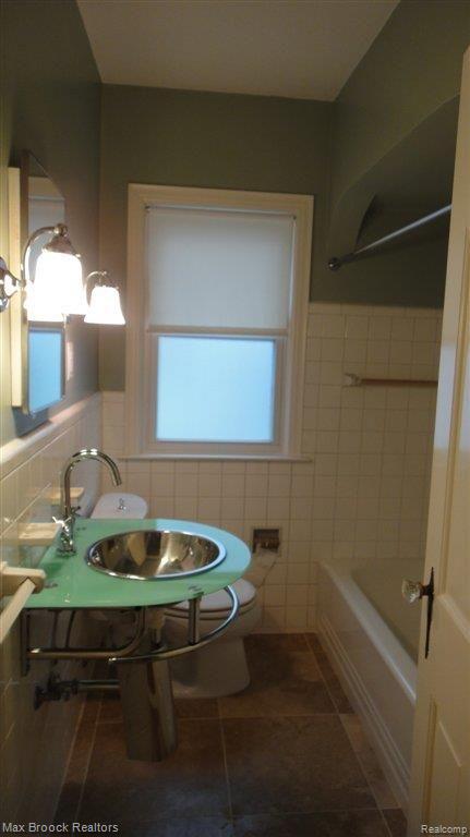1174 Cambridge Road Berkley, MI 48072 - Photo 12 of 19 Updated bathroom