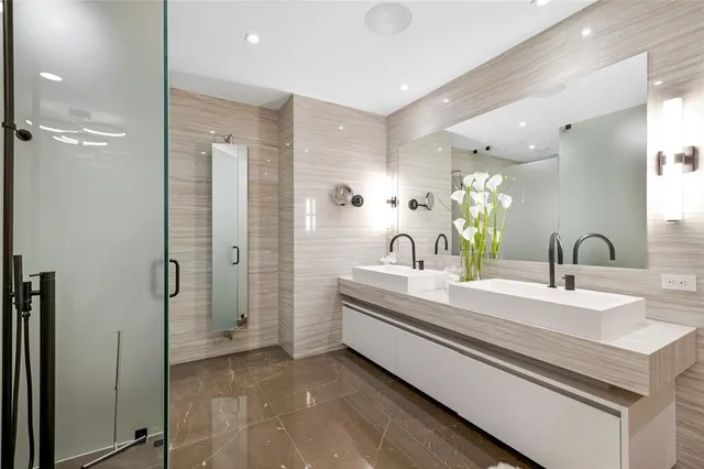 a view of a yard with palm trees