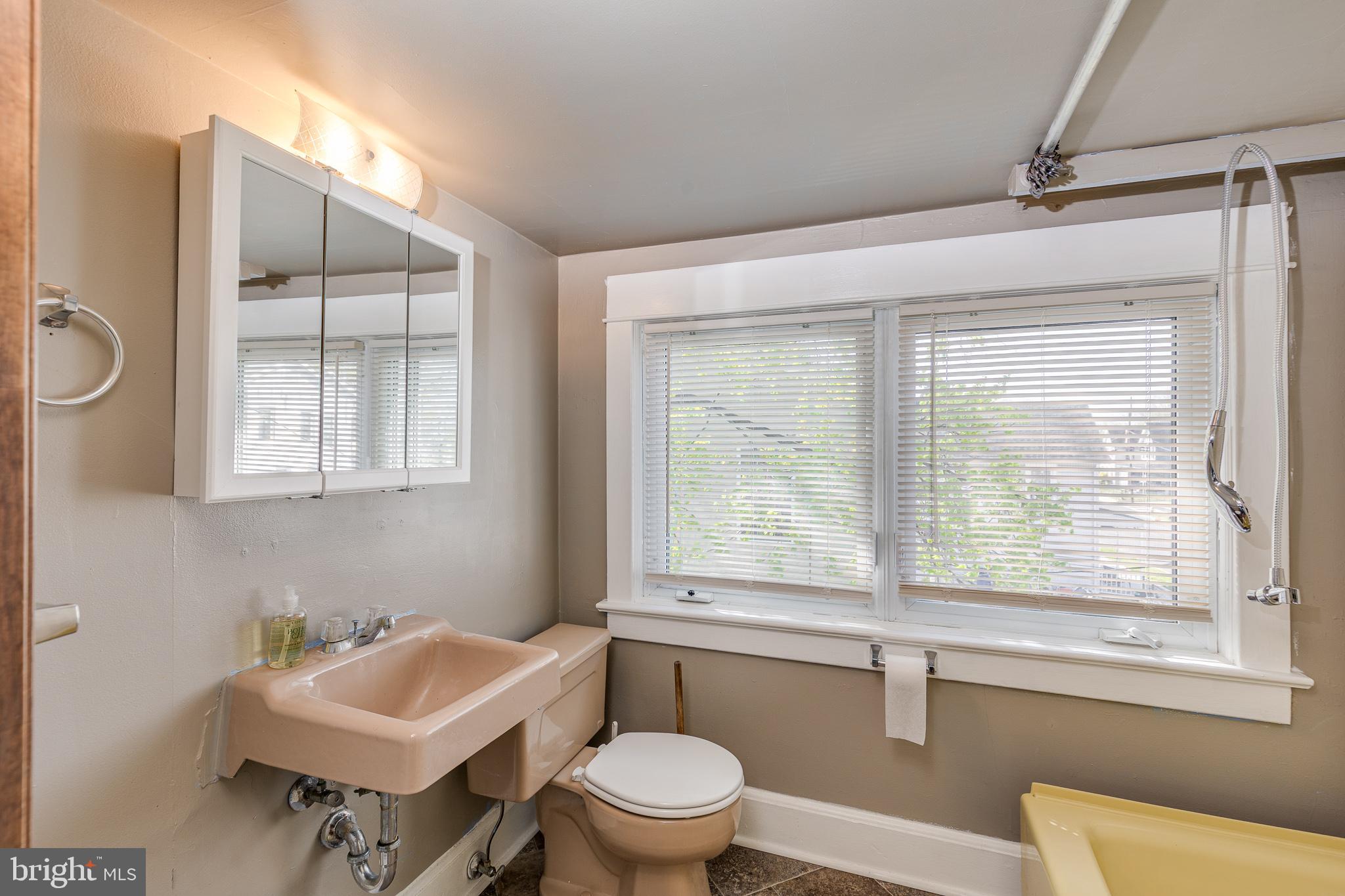 427 Buttonwood Street Delanco, NJ 08075 - Photo 26 of 40 Second floor bathroom