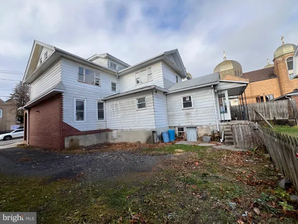 a view of a house with backyard