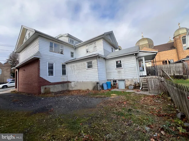 a view of a house with backyard