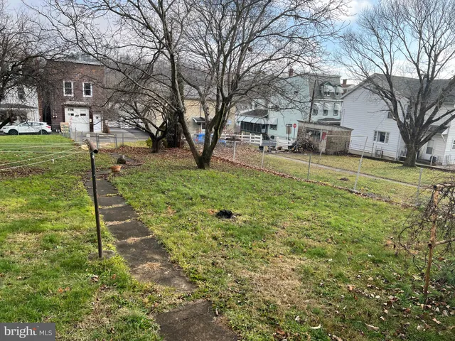 a view of a yard in front of house