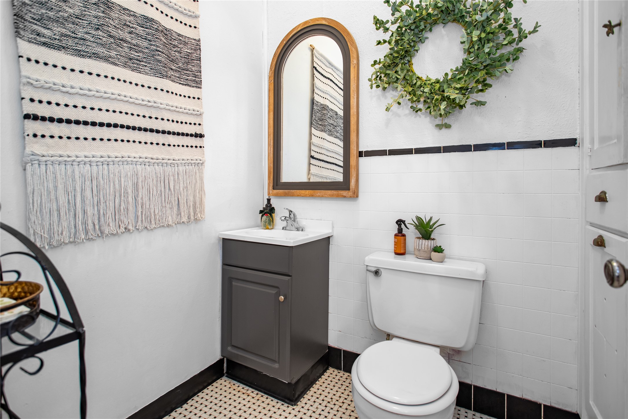 706 East Main Street Madisonville, TX 77864 - Photo 15 of 25 a bathroom with a toilet a sink and mirror