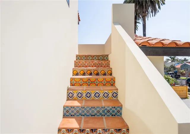 a view of entryway with a floor to ceiling window