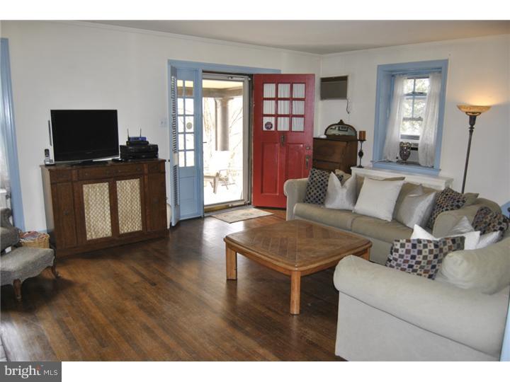 717 Kenmare Road Bala Cynwyd, PA 19004 - Photo 3 of 20 Living Room