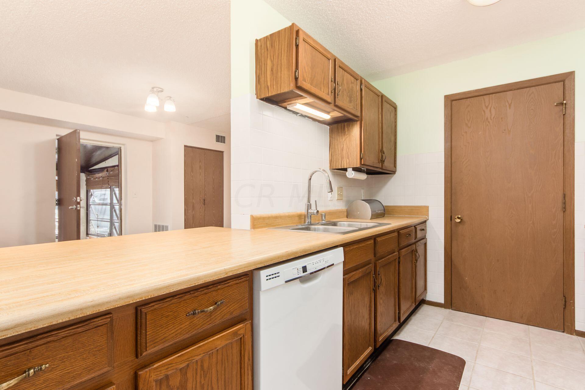 4141 Karl Road, Unit 107 Columbus, OH 43224 - Photo 5 of 26 005_e188a806d4_M 4141 Karl007