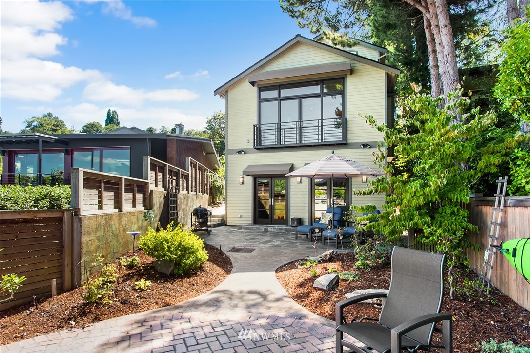 3756 West Commodore Way Seattle, WA 98199 - Photo 2 of 25 Gallery Image 2