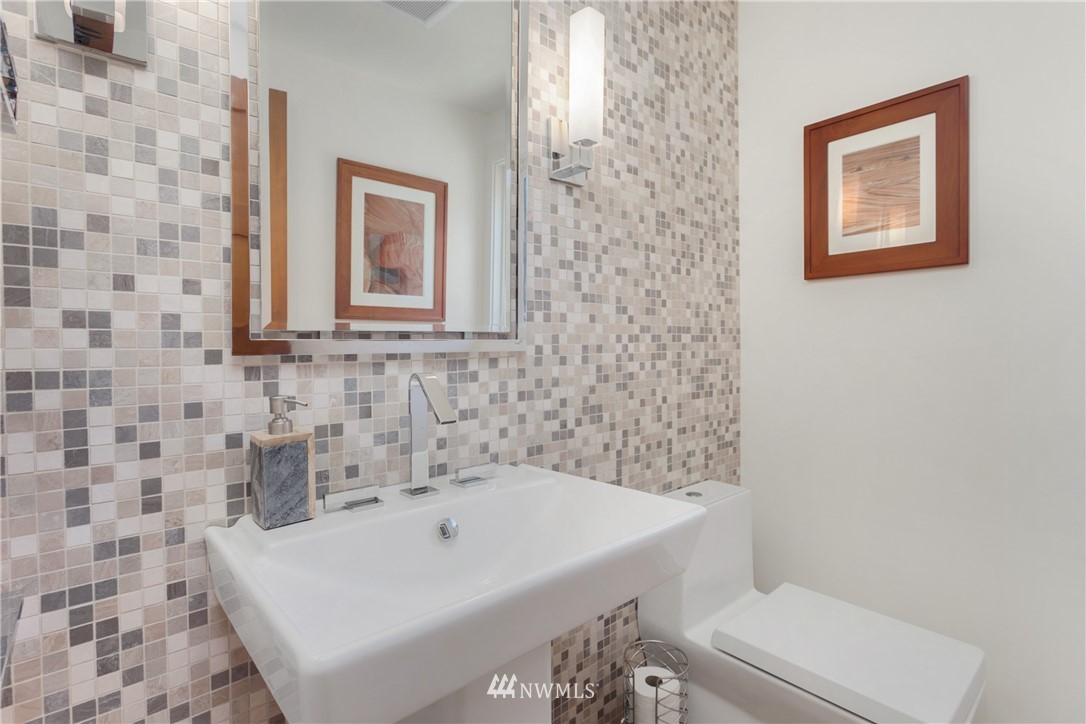 3756 West Commodore Way Seattle, WA 98199 - Photo 17 of 25 Gallery Image 17