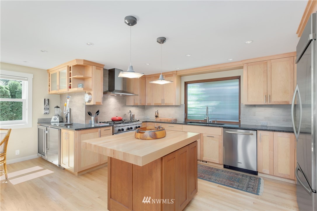 3756 West Commodore Way Seattle, WA 98199 - Photo 4 of 25 Gallery Image 4