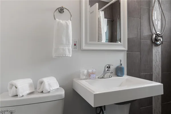 $2,888 | 1013 Francis Avenue, Las Vegas, NV 89104