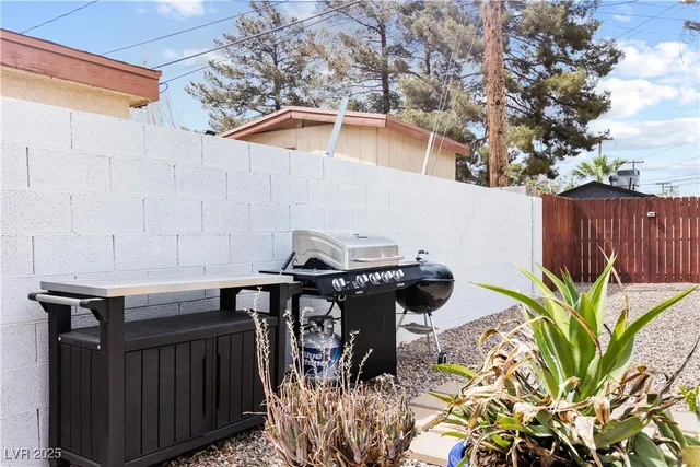 $2,800 | 1013 Francis Avenue, Las Vegas, NV 89104