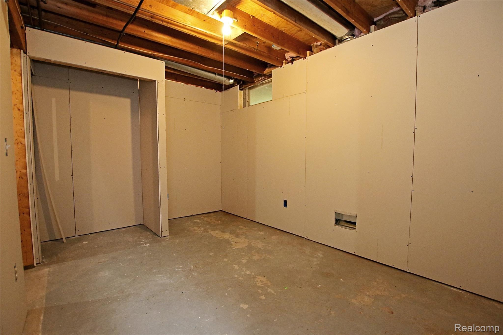 310 North Van Road Holly, MI 48442 - Photo 43 of 75 42) Lower Level Bedroom.jpg
