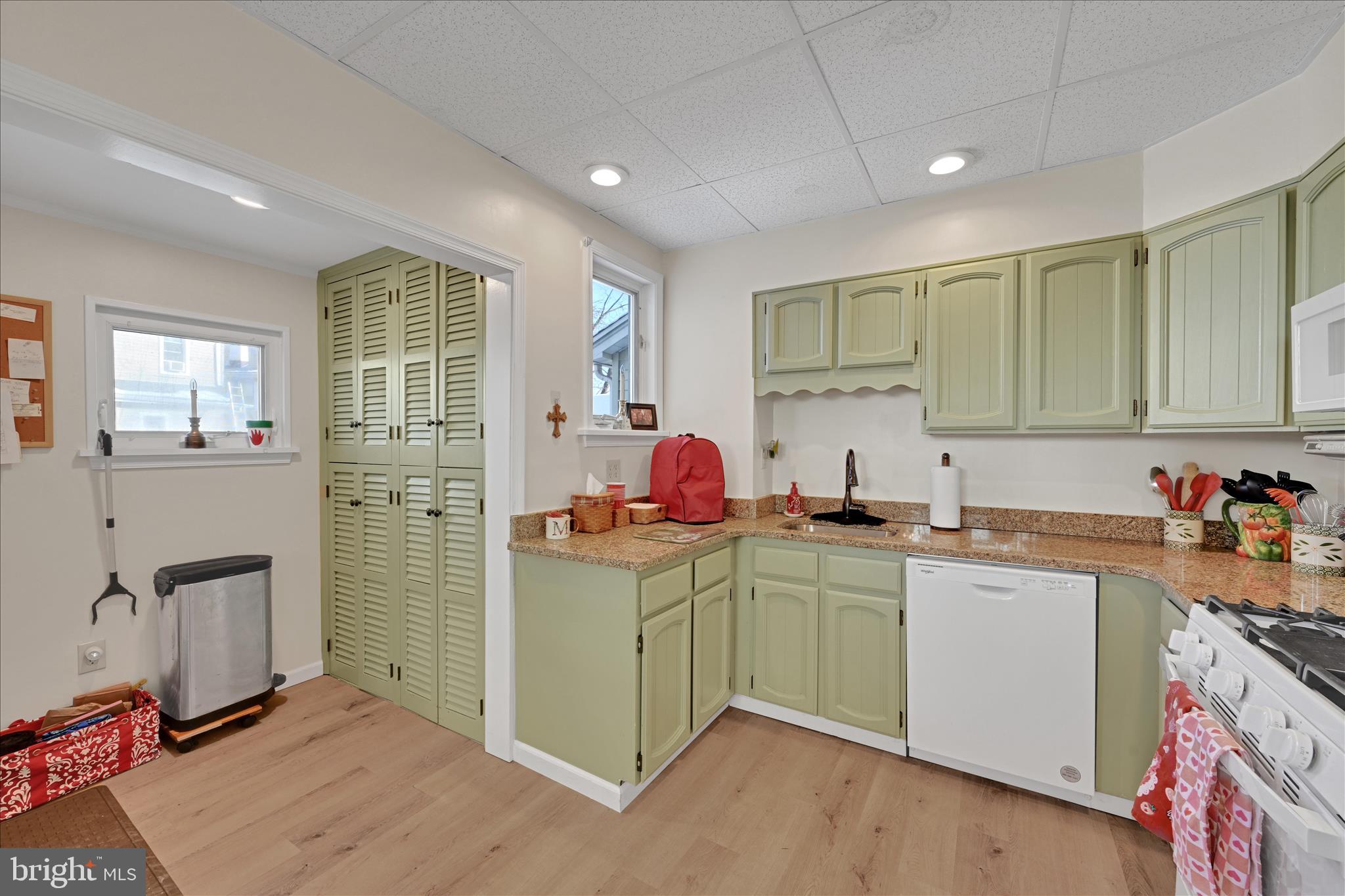 7425 Rogers Avenue Upper Darby, PA 19082 - Photo 10 of 33 Kitchen