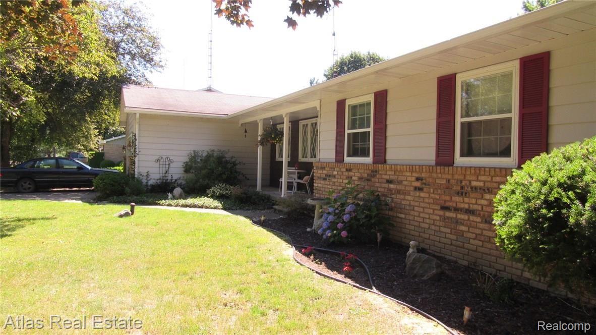 8062 Burleigh Road Grand Blanc, MI 48439 - Photo 2 of 26 IMG_7064.JPG