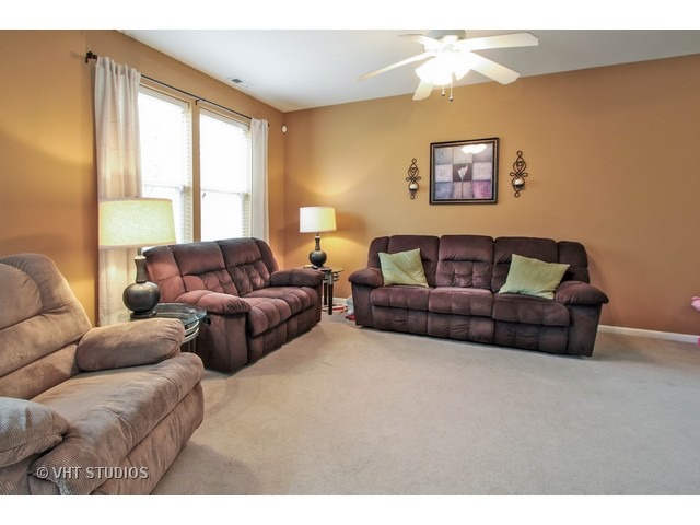 2806 Falling Waters Lane, Unit 2806 Lindenhurst, IL 60046 - Photo 3 of 10