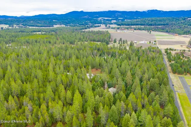 $1,100,000 | 7001 East Chattaroy Road, Chattaroy, WA 99003