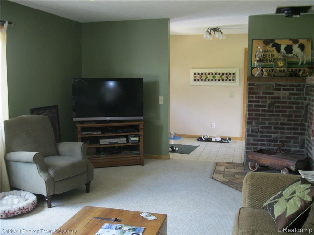 9024 North Robb Road Fowlerville, MI 48836 - Photo 8 of 21 Family room