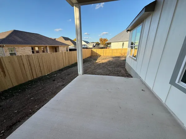 a view of backyard with a tub