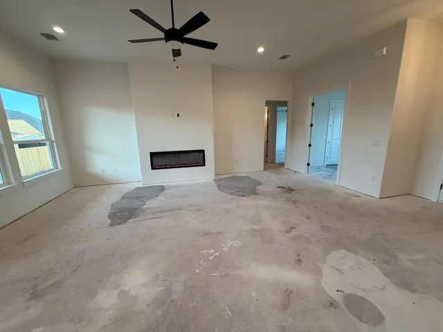 $659,900 | 406 Hogans Place, Meadowlakes, TX 78654