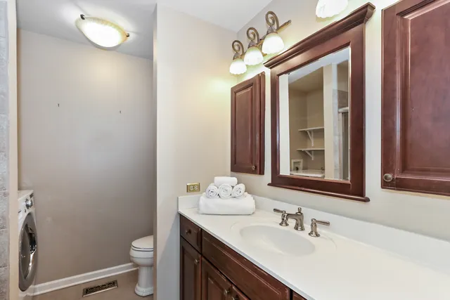 $450,000 | 859 Saddlewood Drive, Glen Ellyn, IL 60137