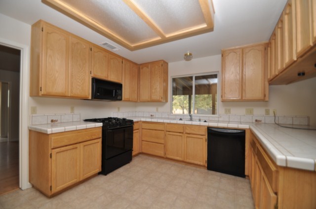 16832 Gas Point Road Cottonwood, CA 96022 - Photo 4 of 12 kitchen