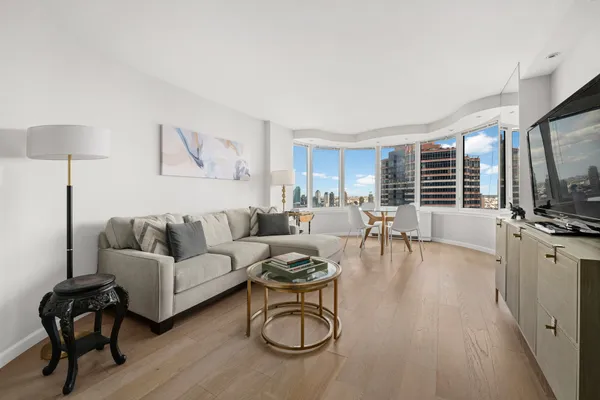 $5,200 | 330 East 38th Street, Unit 38M | Murray Hill