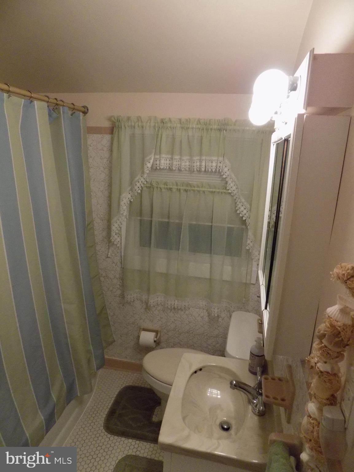 2750 Moorgate Road Baltimore, MD 21222 - Photo 18 of 27 Full Bathroom