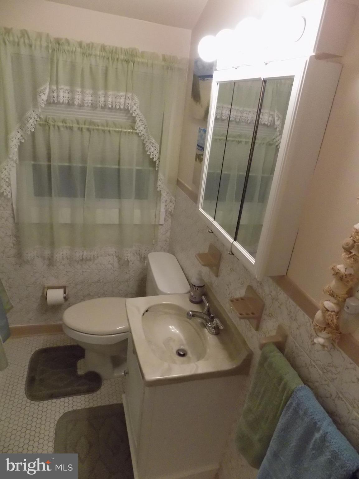 2750 Moorgate Road Baltimore, MD 21222 - Photo 19 of 27 Full Bathroom