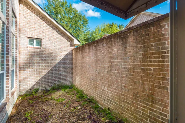 a view of a backyard