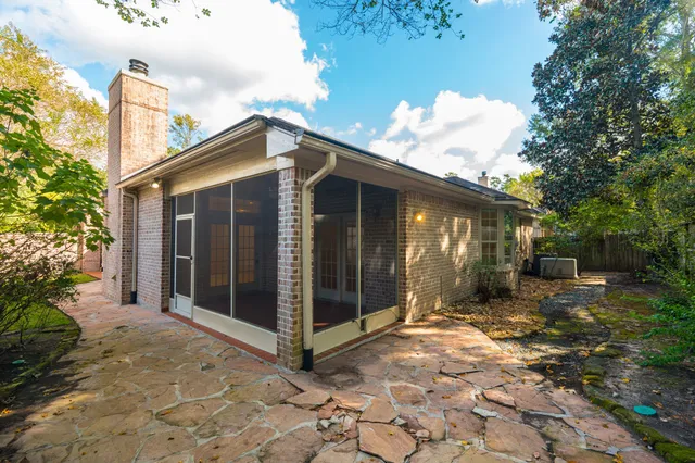 a view of a house with backyard and garden
