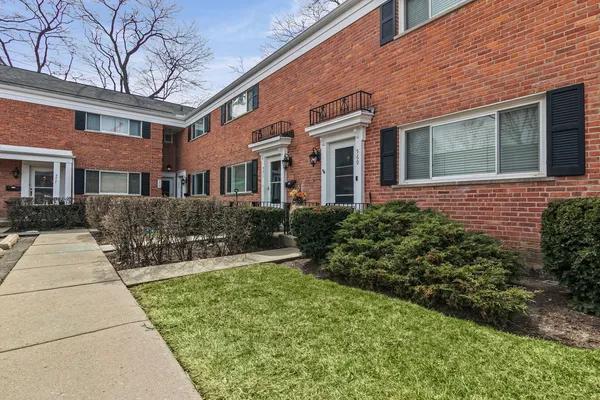 $285,000 | 573 Shorely Drive, Barrington, IL 60010