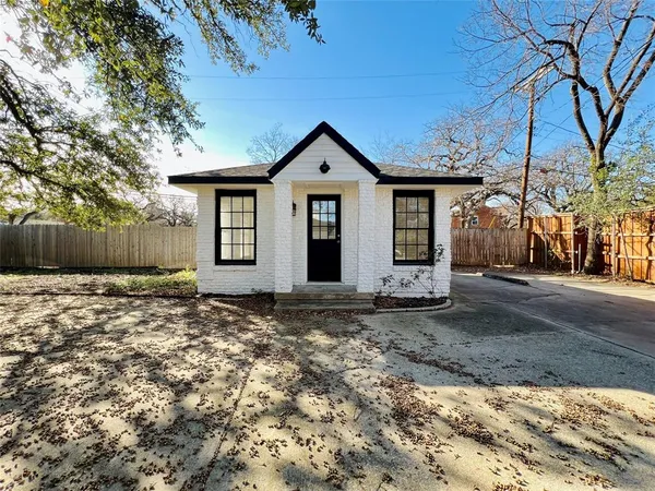 $3,600 | 101 Lindenwood Drive, Fort Worth, TX 76107