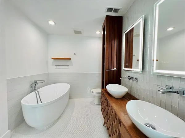 $3,600 | 101 Lindenwood Drive, Fort Worth, TX 76107